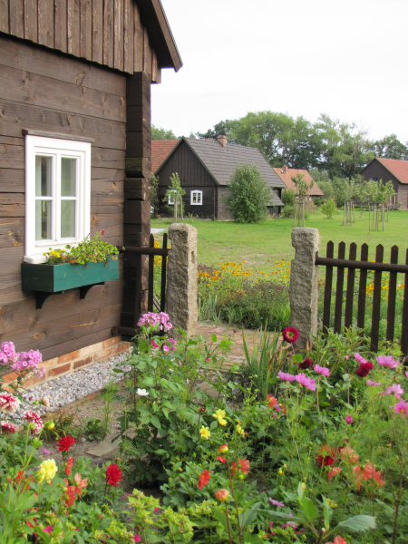 Blick uber den Gartenzaun an der Touristinformation_Hagen Ruger_frei gegben